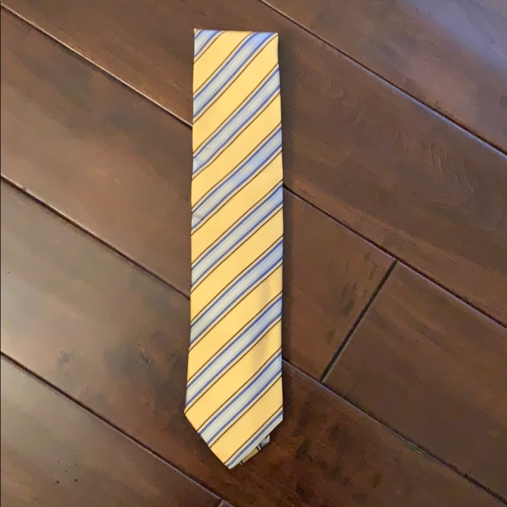 Men’s Saks Fifth Avenue tie.